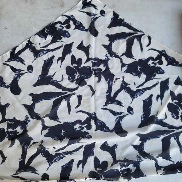 Womens Scarf Chiffon Floral Black White Triangle 49" x 31" NEW - Picture 6 of 8